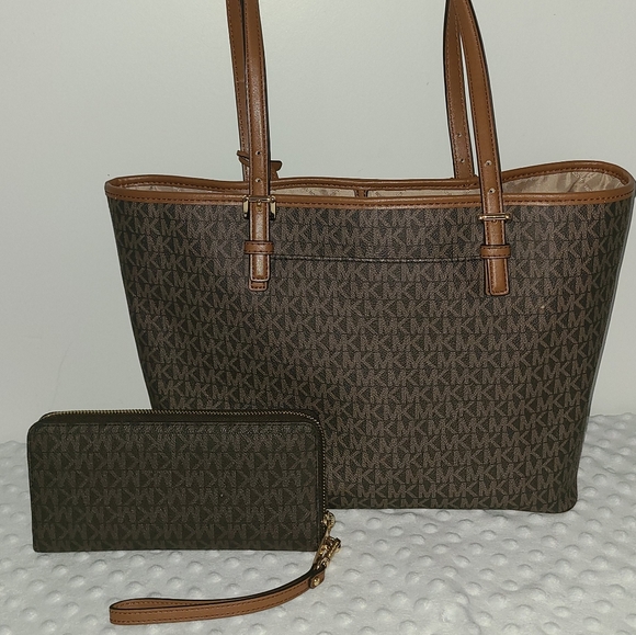 Michael Kors Acorn Stripe Carryall Tote SET (Medium) - Picture 2 of 4